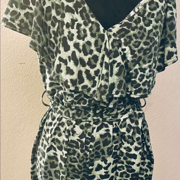 Beautiful green and black leopard print medium romper - Picture 4 of 4